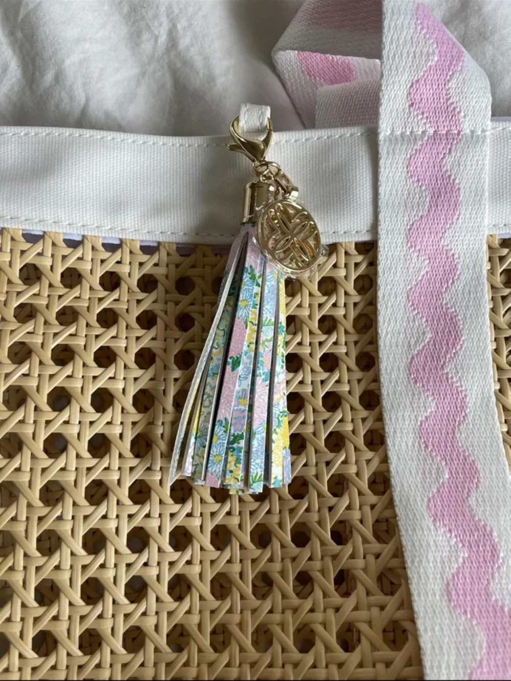 New Lilly Pulitzer Natural Woven Large Travel Tote with Pink & White Trim - Picture 13 of 13